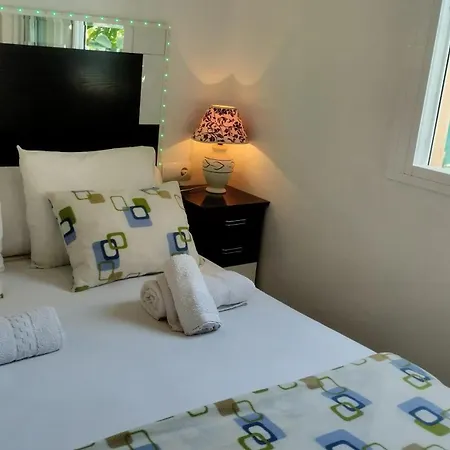 Spacious House With Private Pool Near בית נופש