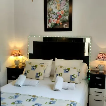 Spacious House With Private Pool Near בית נופש פואנגירולה