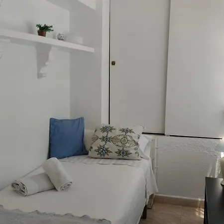 Spacious House With Private Pool Near פואנגירולה