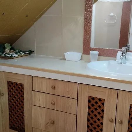 בית נופש Spacious House With Private Pool Near פואנגירולה