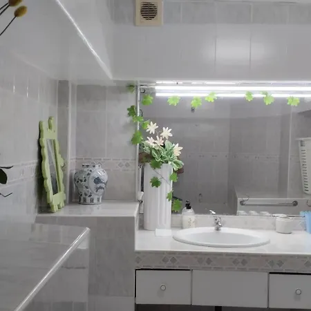 Spacious House With Private Pool Near פואנגירולה