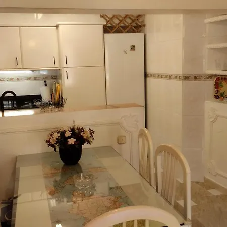 Spacious House With Private Pool Near בית נופש פואנגירולה