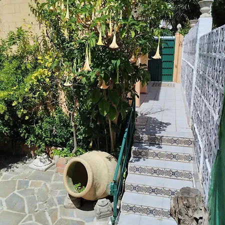 Spacious House With Private Pool Near בית נופש פואנגירולה